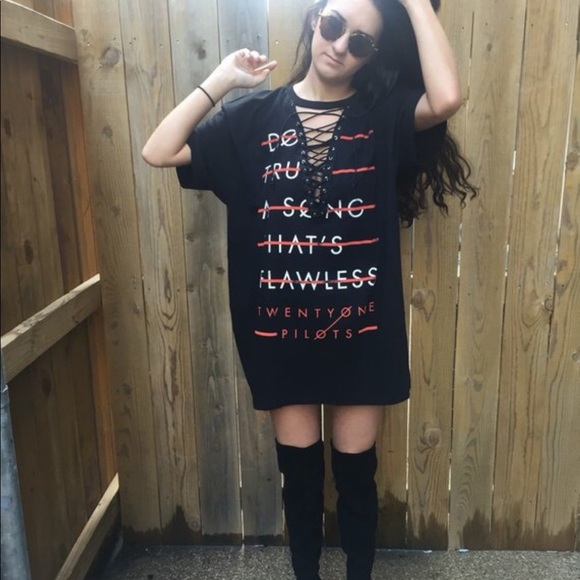 Twenty one pilots lace up tee - Picture 4 of 5